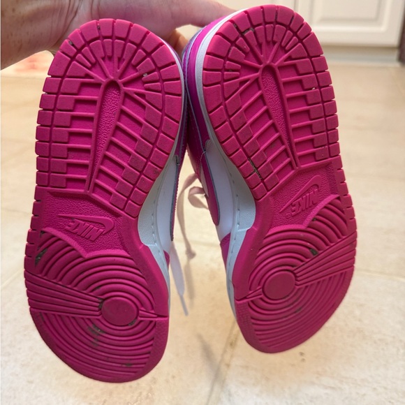 Nike V5 RNR Baby/Toddler Shoes. Nike.com Nike Kids Sneakers in Pink and White